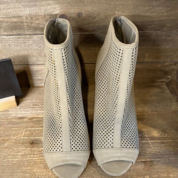 Womens Juicy Couture Wedge Peep Toe Perforated Nubuck Leather Heels Size 7 M GUC - Picture 3 of 6